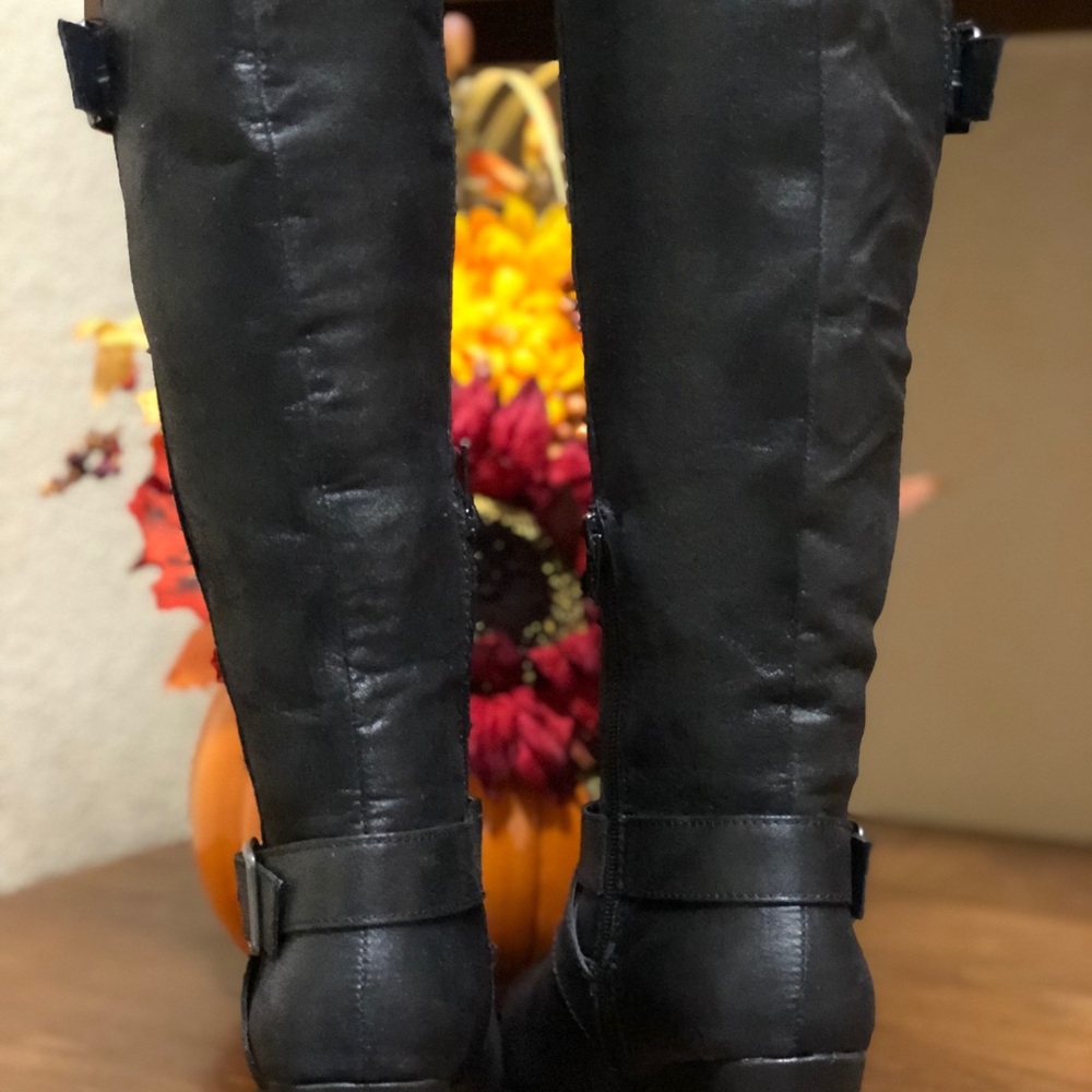 Shoes - Picture 4 of 8
